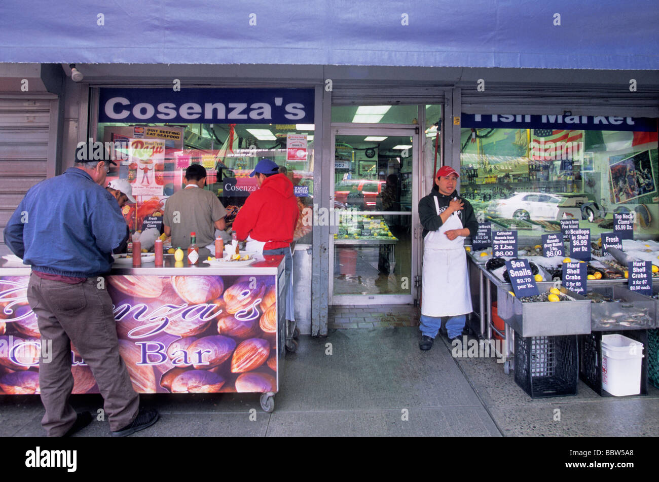 Vendeur de rue de New York. The Bronx, New York, New York City, Arthur Avenue Cosenza's Fish Market. Magasin d'alimentation de quartier d'origine italienne américaine. Banque D'Images