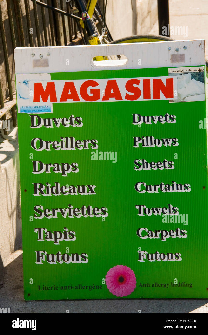 Publicité en français de différents articles en vente dans un magasin en français et en anglais Montréal Banque D'Images