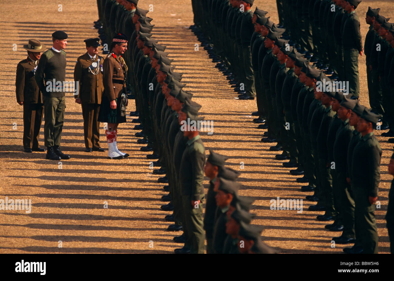 Policiers inspecter un passant-out parade des nouvelles recrues du Régiment Royal Gurkha britannique à leur camp de Pokhara au Népal Banque D'Images