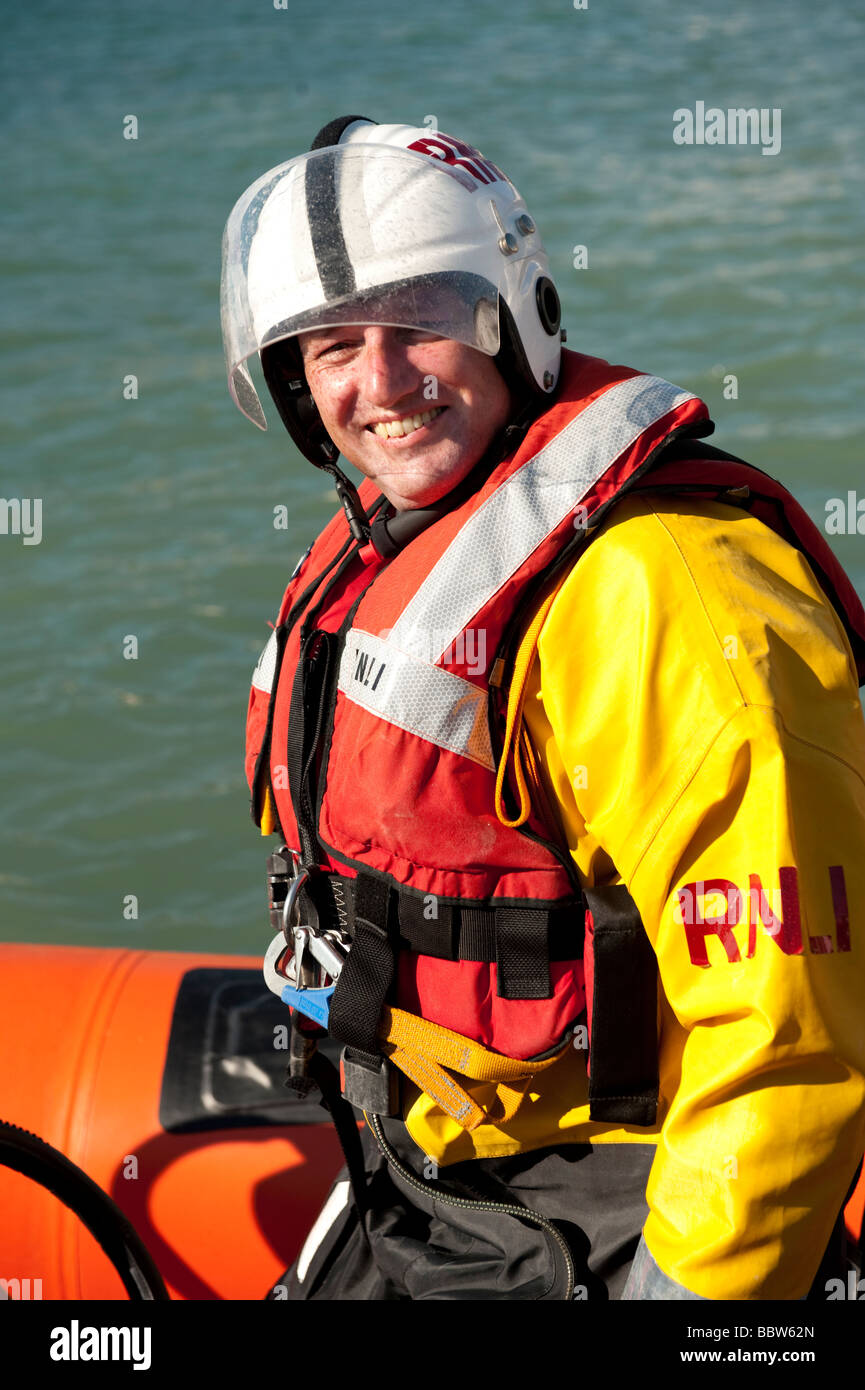 La RNLI embarcation de sauvetage côtier masculins de l'équipage portant la veste de flottabilité gilet de sécurité et le casque Banque D'Images