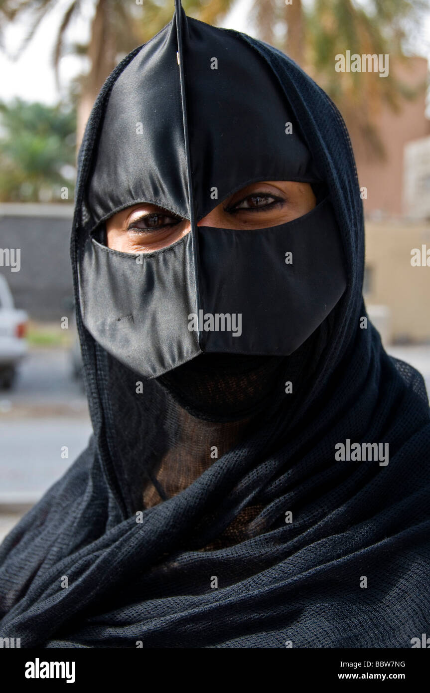 Bédouine portant le masque traditionnel à Nizwa Oman Banque D'Images