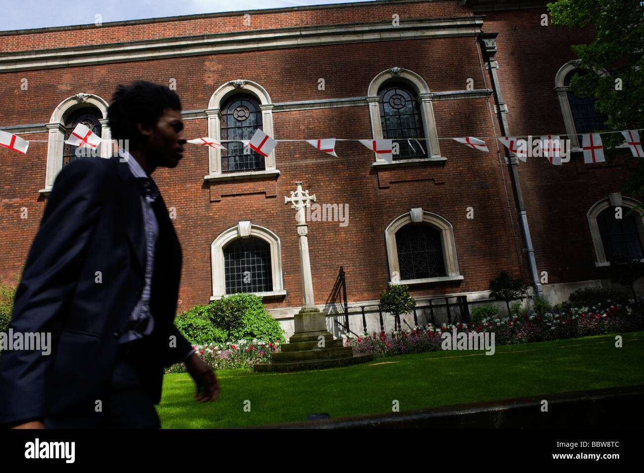 Passant et St George's day drapeaux au cours de 23 avril à l'église de Saint Botolph sans Bishopsgate Banque D'Images