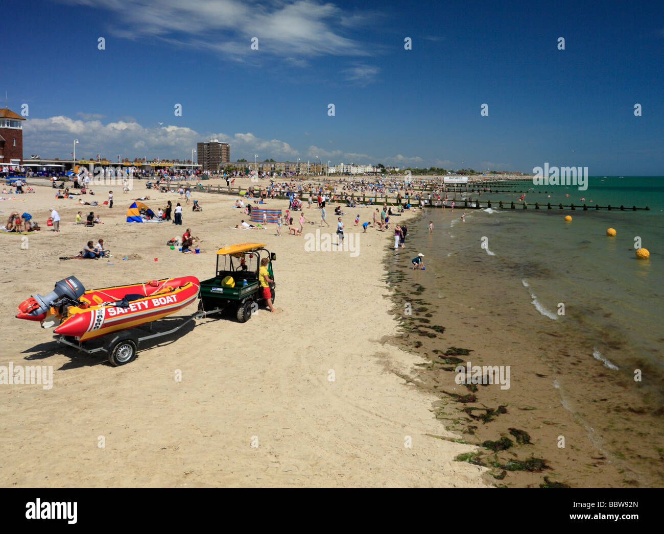 Lifeguard en veille avec embarcation de Littlehampton West Sussex England UK Banque D'Images