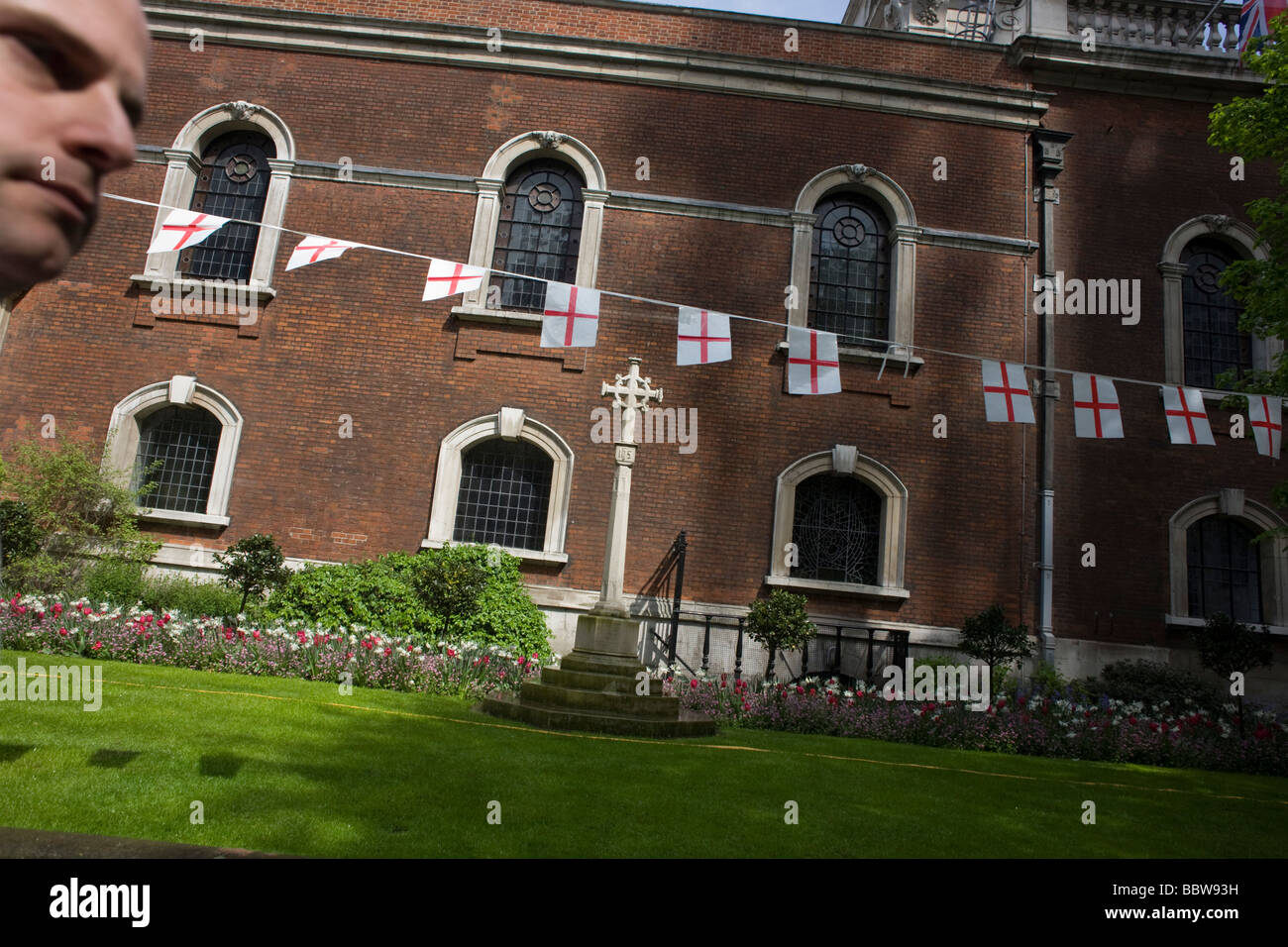 Passant et "St George's day" drapeaux pendant 23 avril à l'église de Saint Botolph sans Bishopsgate Banque D'Images