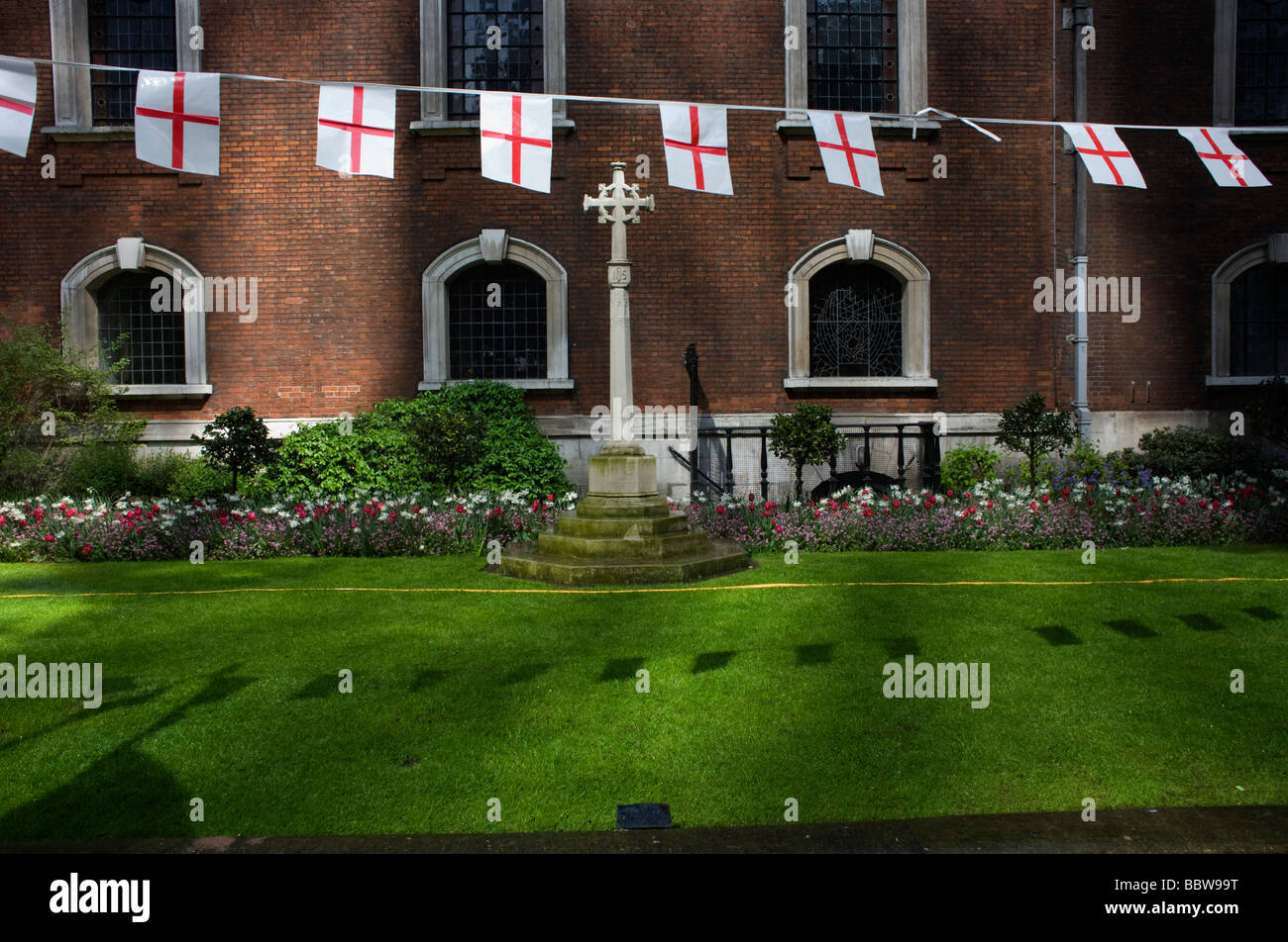 St George's day", je vois des drapeaux au cours de la 23e journée nationale de l'Angleterre d'avril à l'église de Saint Botolph sans Bishopsgate. Banque D'Images