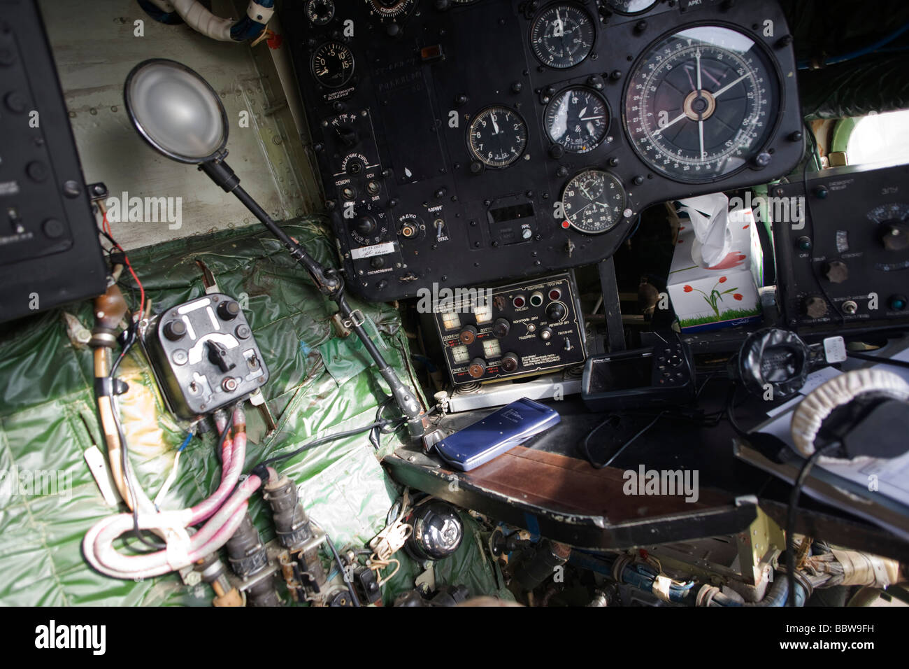 Instruments de navigation de vol sous-pont d'un Antonov AN-30 de fabrication russe airliner Banque D'Images