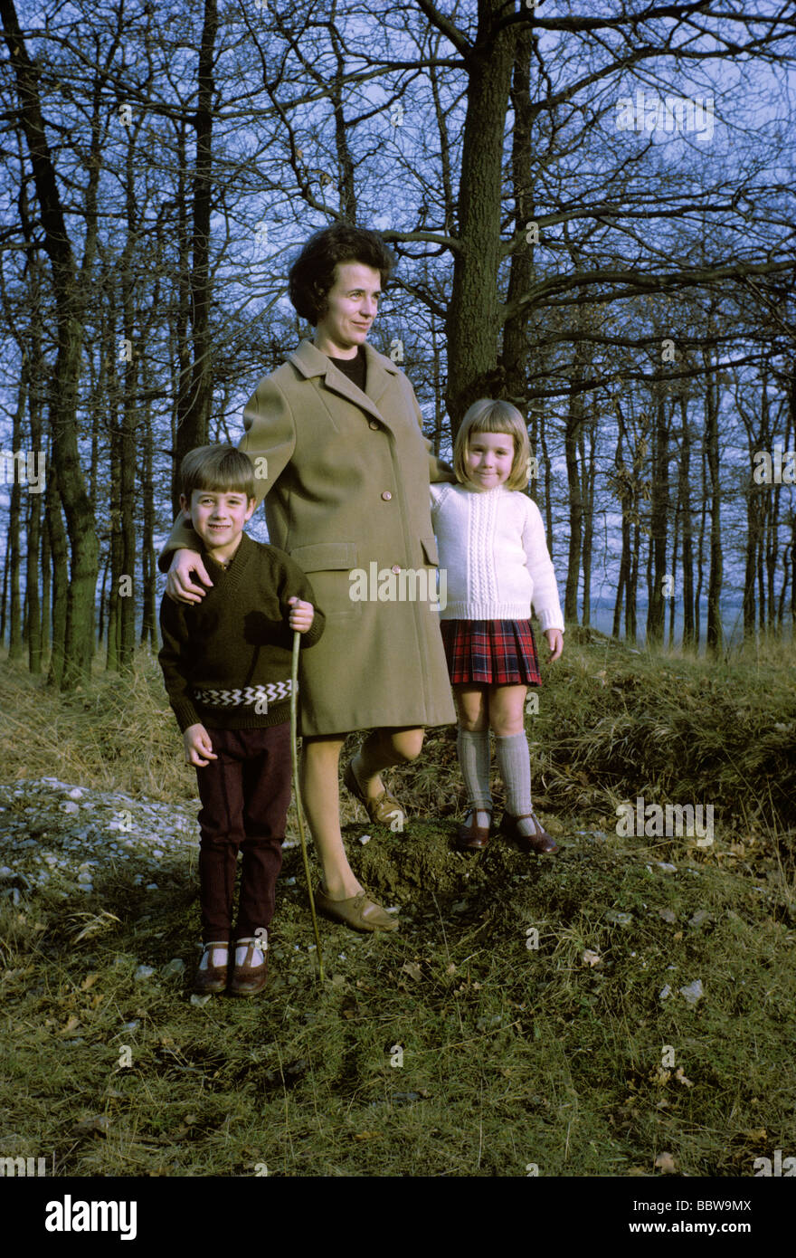 1960 Une mère représente une photo de famille dans les bois avec son fils âgé de 5 ans et 4 ans Banque D'Images