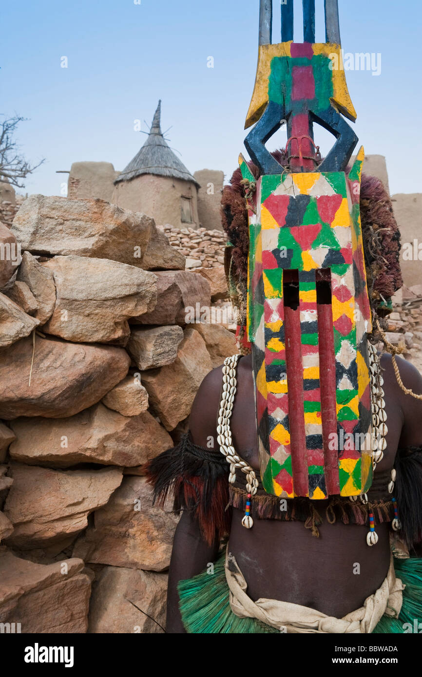 L'Afrique de l'Ouest Afrique Mali Pays Dogon Bandiagara cérémonial masqué danseur Dogon Sangha proche Banque D'Images