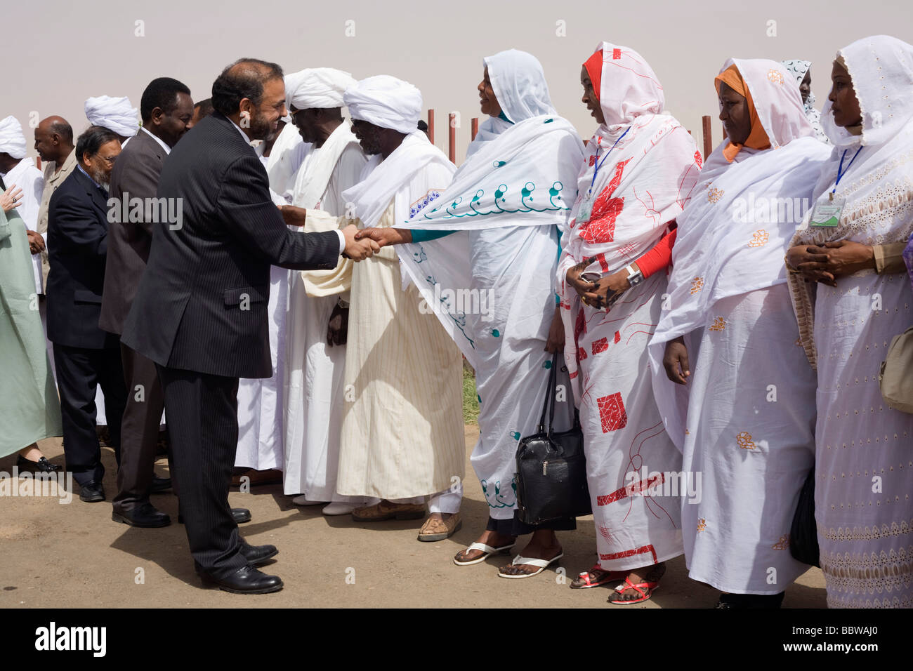 Par les pairs du travail britannique, Lord Ahmed, serre la main avec les femmes du Darfour sur le tarmac de l'aéroport Soudan Sullo. Banque D'Images