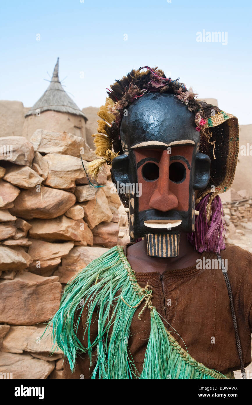 L'Afrique de l'Ouest Afrique Mali Pays Dogon Bandiagara cérémonial masqué danseur Dogon Sangha proche Banque D'Images