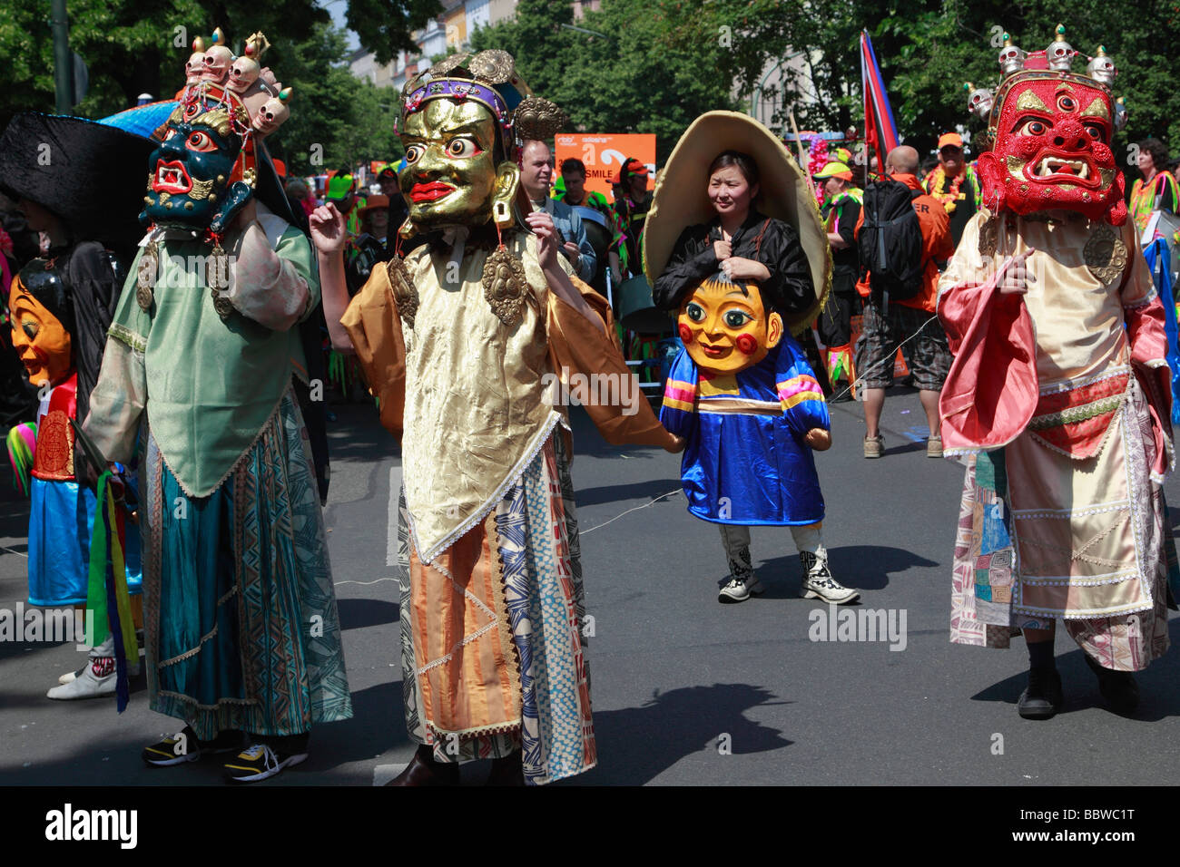 Allemagne Berlin Carnaval des Cultures mongols portant des masques Banque D'Images