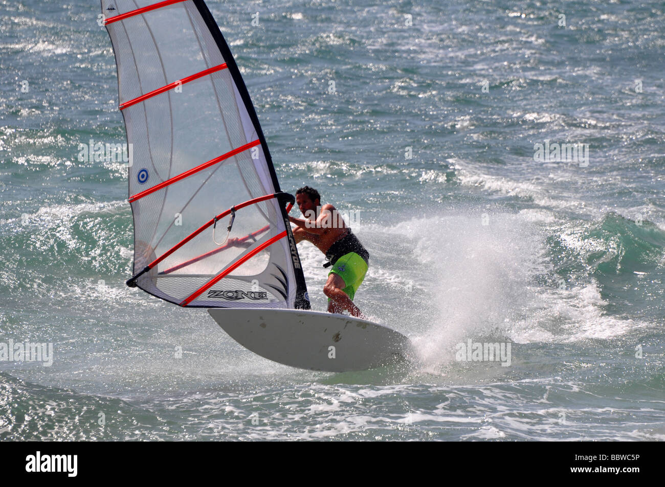 Israël Tel Aviv la planche à voile dans la mer Méditerranée Banque D'Images
