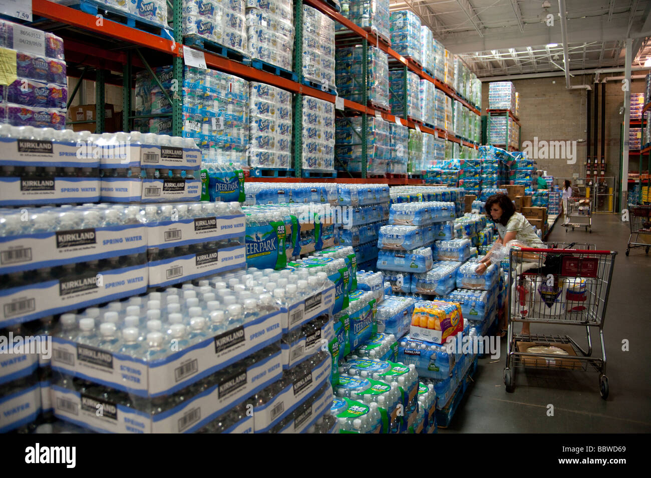 L'eau en bouteille et serviette cuisine piles, entrepôt Costco USA Banque D'Images
