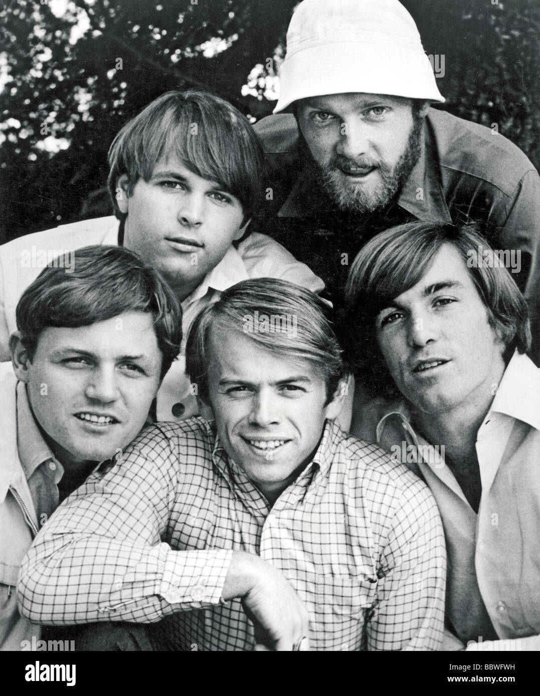 BEACH BOYS - groupe américain dans le sens horaire en commençant par white hat Mike Love , Dennis Wilson, Bruce Johnston, Al Jardine et Carl Wilson Banque D'Images