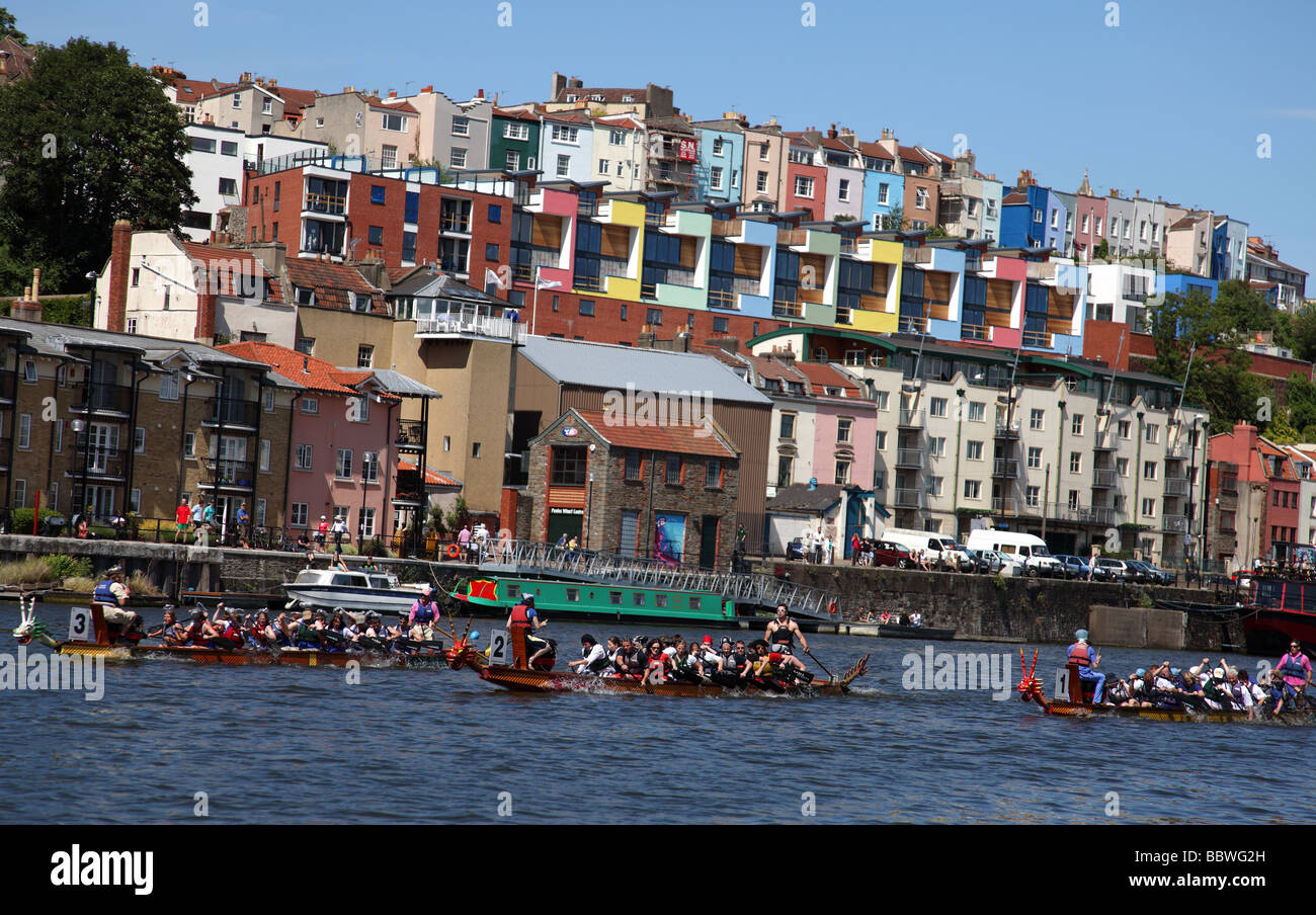 La course de bateaux-dragons sur la rivière Avon, Bristol Clifton ci-dessous. Banque D'Images