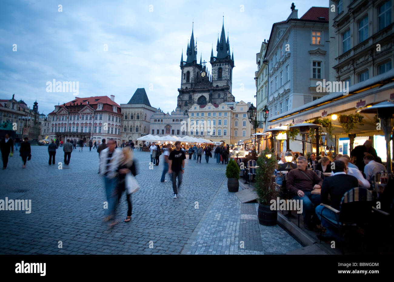 Place de la vieille ville et la cathédrale de Tyn Prague Banque D'Images