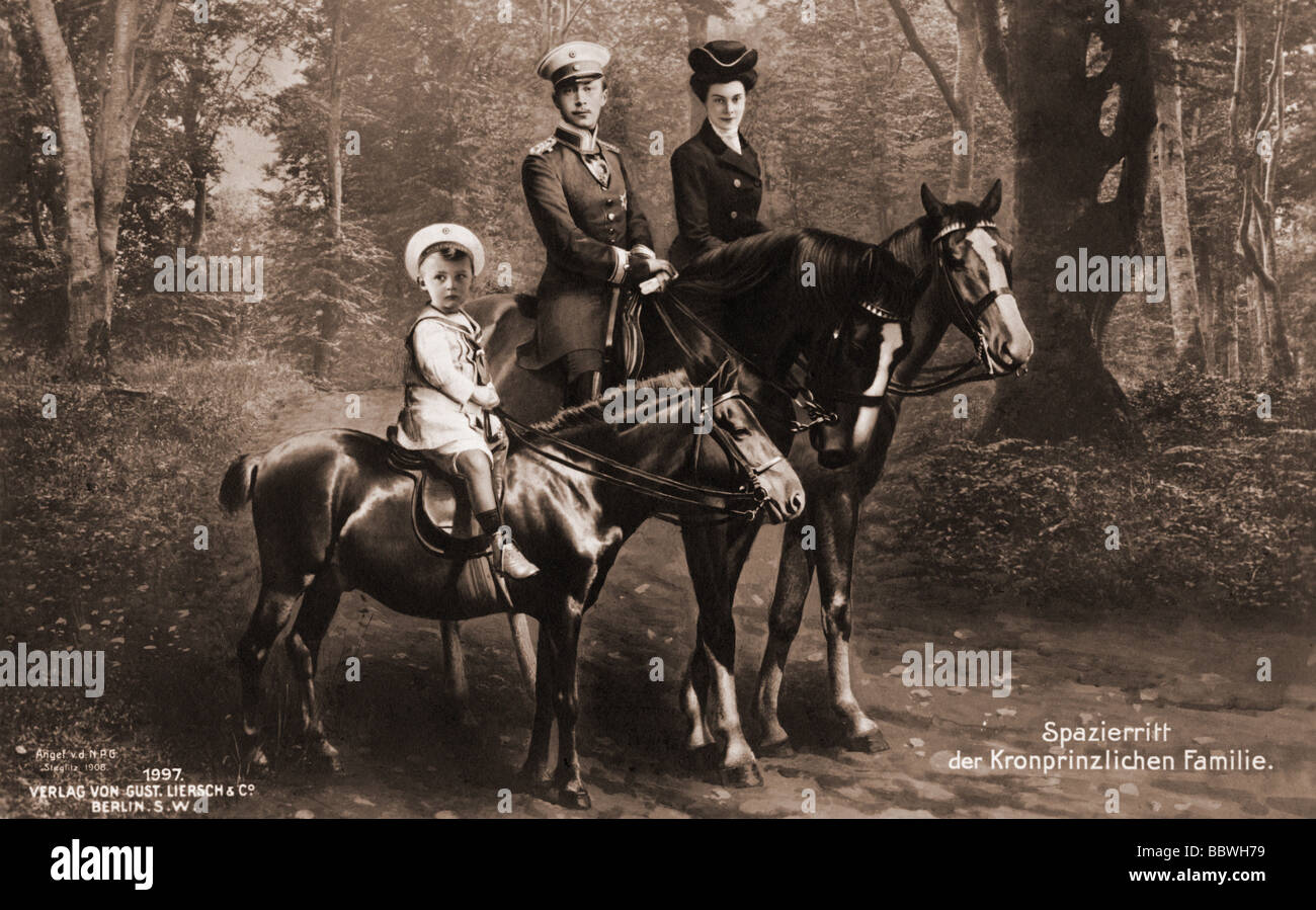 William, 6.5.1882 - 20.7.1951, prince héritier allemand 15.6.1888 - 9.11.1918, avec épouse la princesse Cecilie et fils le prince Wilhelm, photo composition, carte postale, 1908, , Banque D'Images