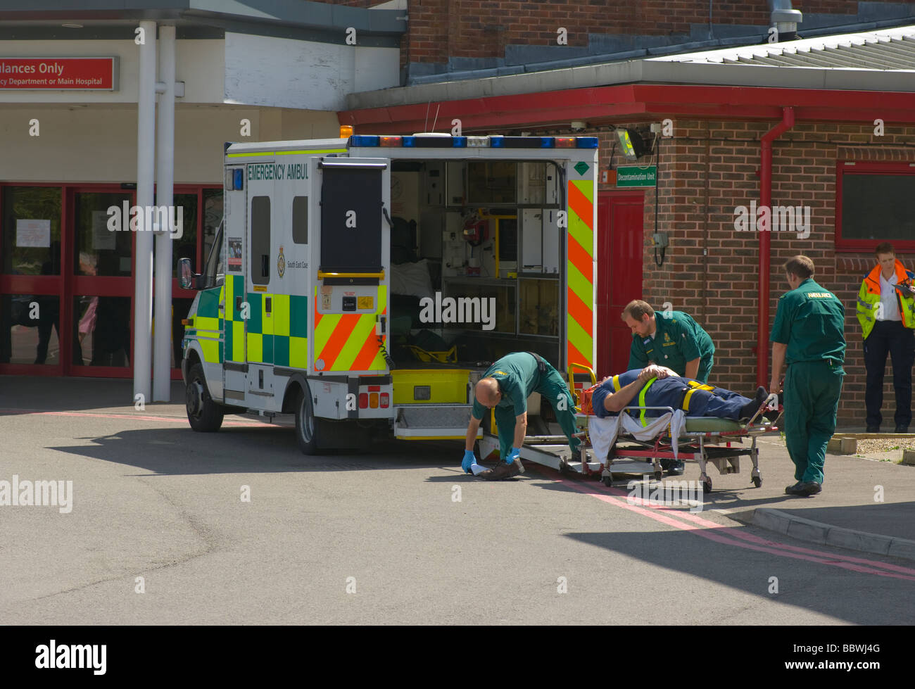Ambulanciers ont débarqué un patient à l'urgence de l'hôpital Surrey East London NHS en Angleterre Banque D'Images