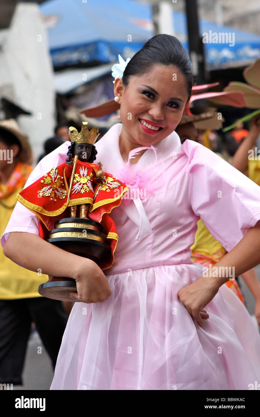 Femme avec un costume et sinulog Santo Niño doll Banque D'Images