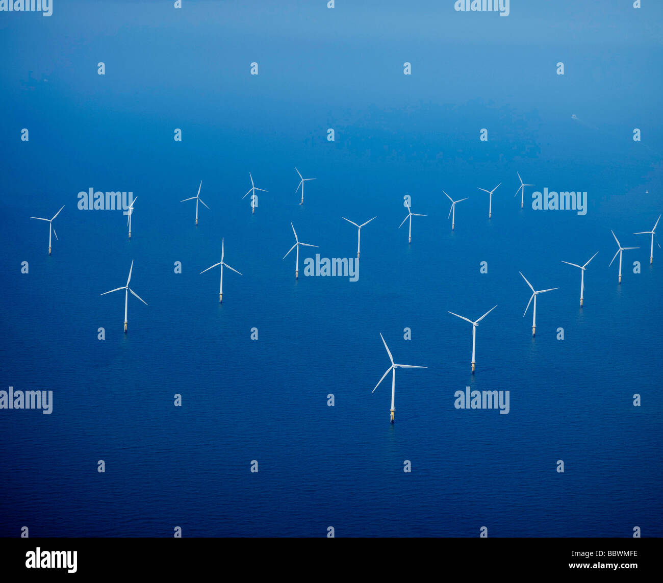 Ferme éolienne en mer, l'estuaire de la Mersey, au large de Liverpool, North West England Banque D'Images