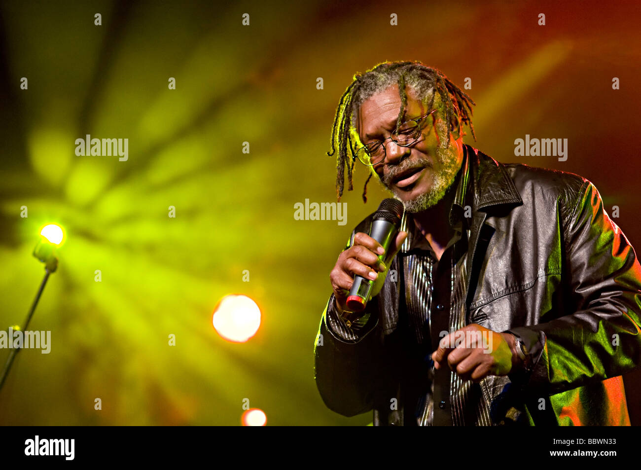 Chanteur de reggae Horace Andy chante live au shambala festival 2008 Banque D'Images