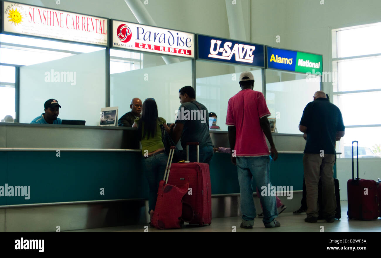 Les passagers au bureau de location de voiture à l'intérieur de la princesse Juliana International Airport Terminal St Martin Caraïbes Banque D'Images