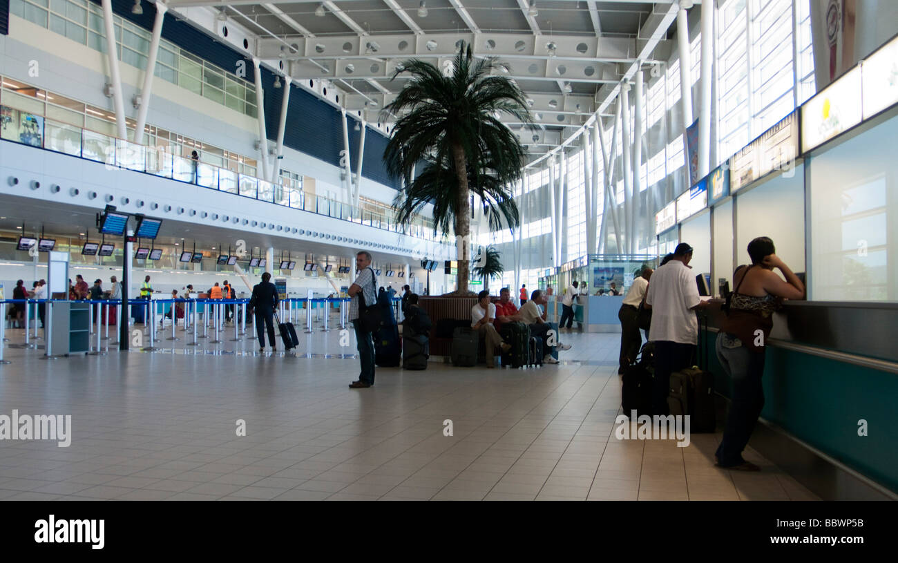 Passagers à l'intérieur de la princesse Juliana International Airport Terminal St Martin Caraïbes Banque D'Images