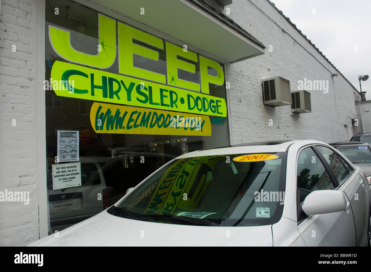 Les ventes d'automobiles de l'orme dans Kearny NJ, l'un des 789 concessionnaires que Chrysler LLC a éliminé Banque D'Images