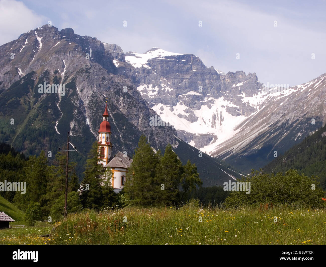 L'église paroissiale baroque de Saint-nicolas de 1760 à Obernberg près du col du Brenner dans le Tirol Banque D'Images