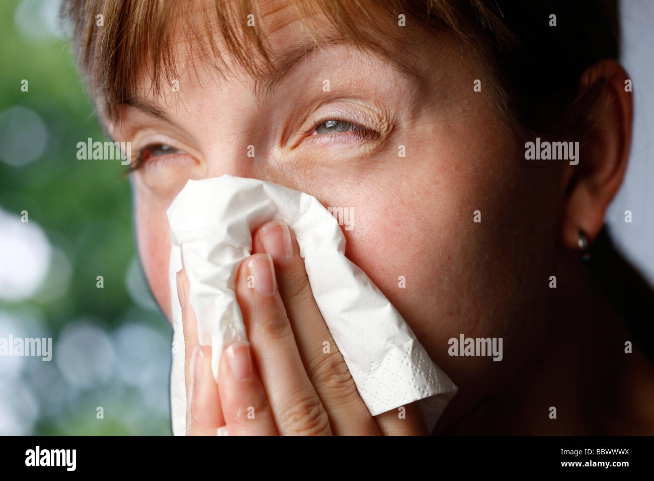 La femme est l'éternuement, a un rhume ou une allergie, utilise un — free download