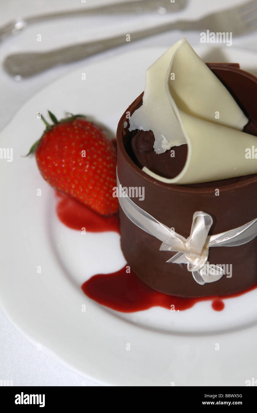 Pudding au chocolat ou placés sur une plaque blanche comme proposé dans ce mode de vie libre Banque D'Images