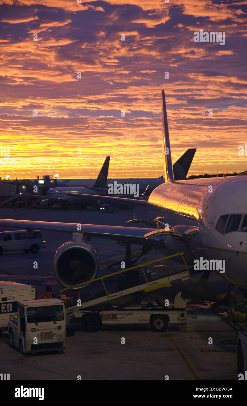 Avions de ligne à la borne, le lever du soleil, l'Aéroport International de Houston Banque D'Images