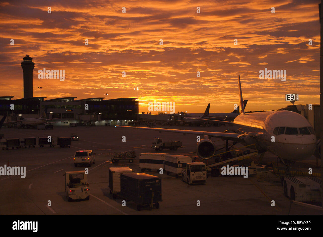 Avions de ligne à la borne, le lever du soleil, l'Aéroport International de Houston Banque D'Images