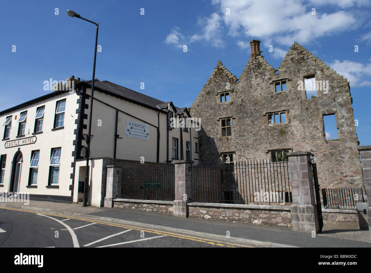 Demeure du 17ème siècle classé monument historique château newtownstewart stewart et castle hotel newtownstewart Banque D'Images