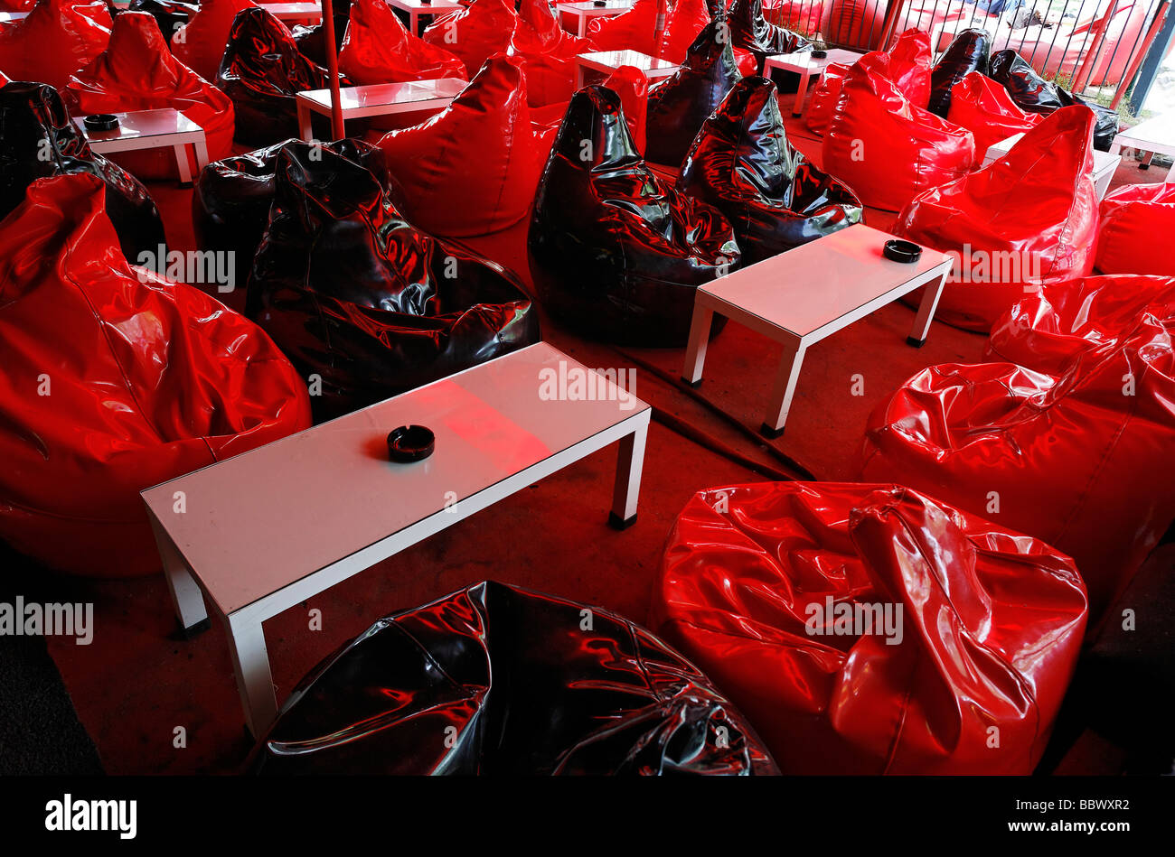 Avec des chaises de pouf à titre de sièges pour se détendre, un bar pour les fumeurs de narguilé, les tuyaux de l'eau Turque, Istanbul, Turquie Banque D'Images