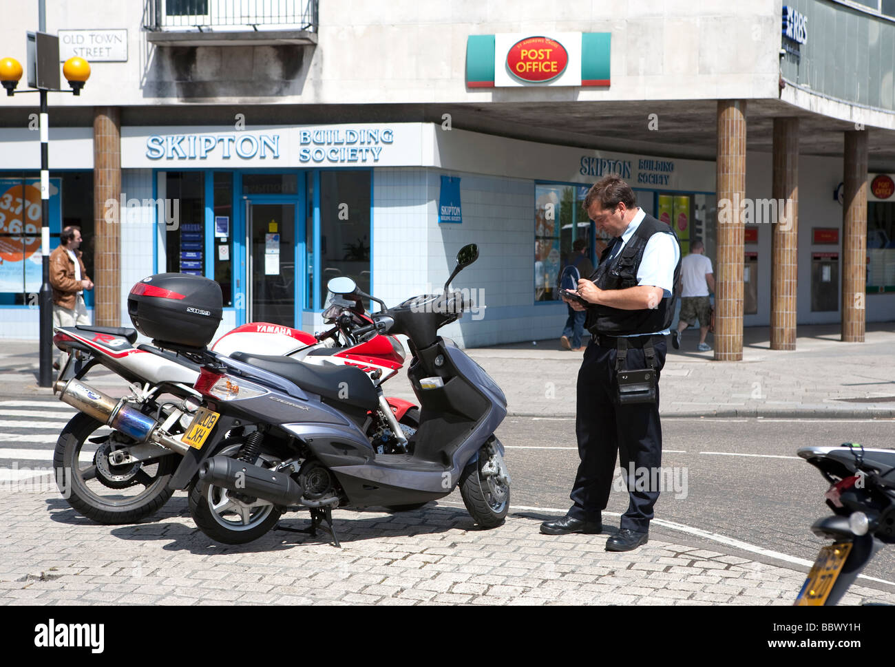Le trafic du centre-ville réservation gardien parking ticket donnant scooter  amende Photo Stock - Alamy