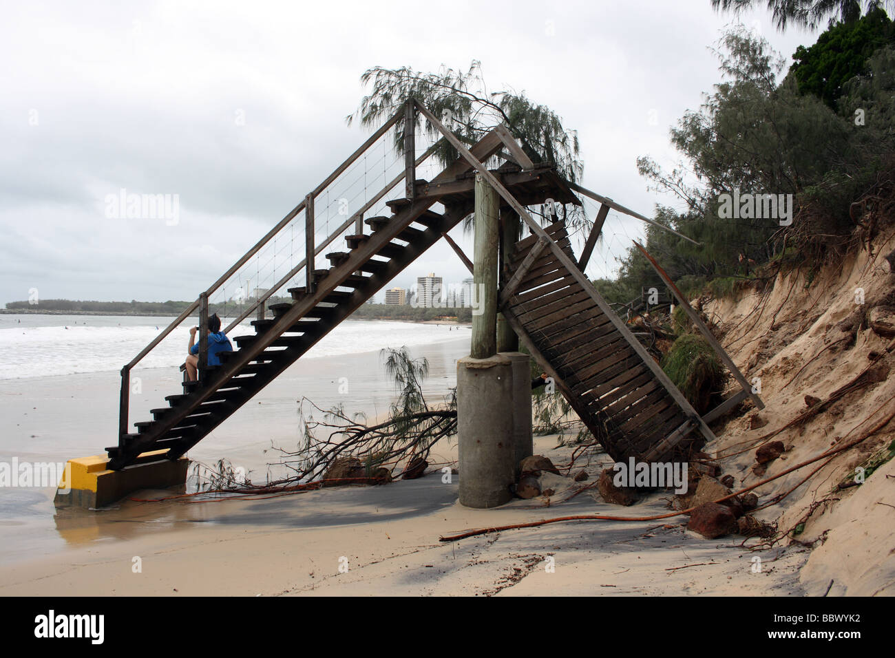 Escaliers en bois MENANT À UNE PLAGE détruites par une mer formée et ...
