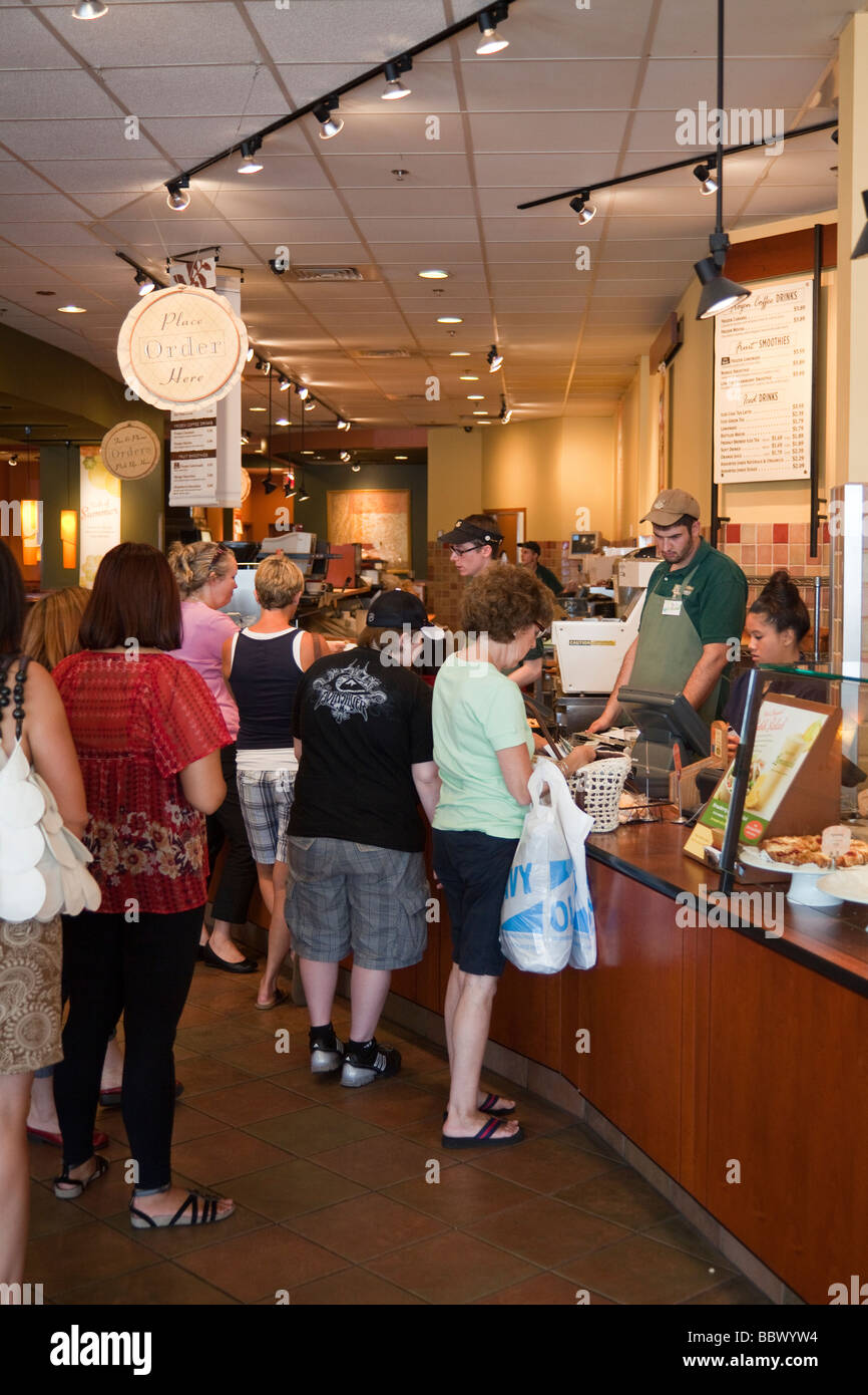 Les clients en attente à Panera restaurant cafe dans centre commercial, USA Banque D'Images