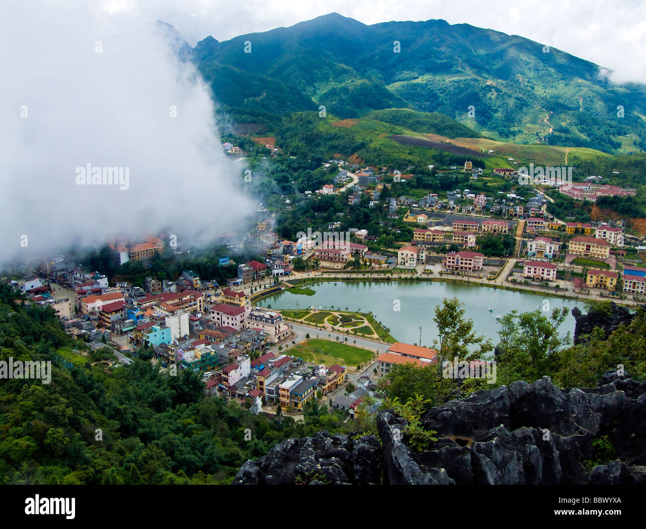 Vue sur la ville de Sapa avec des nuages en roulant à travers les montagnes Vietnam JPH0213 Banque D'Images