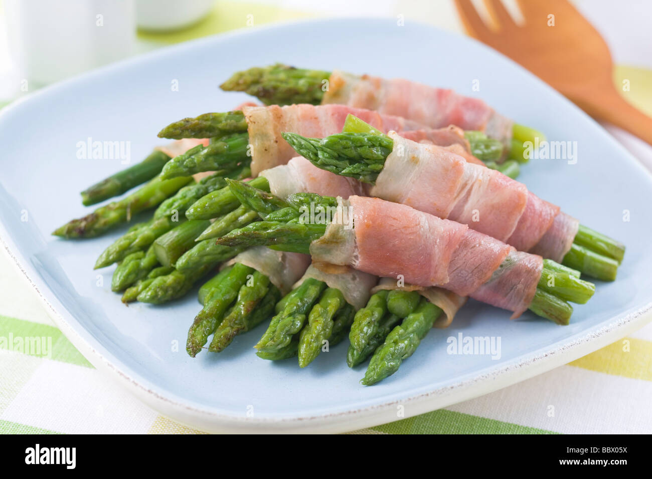 Asperges vertes au lard Banque D'Images
