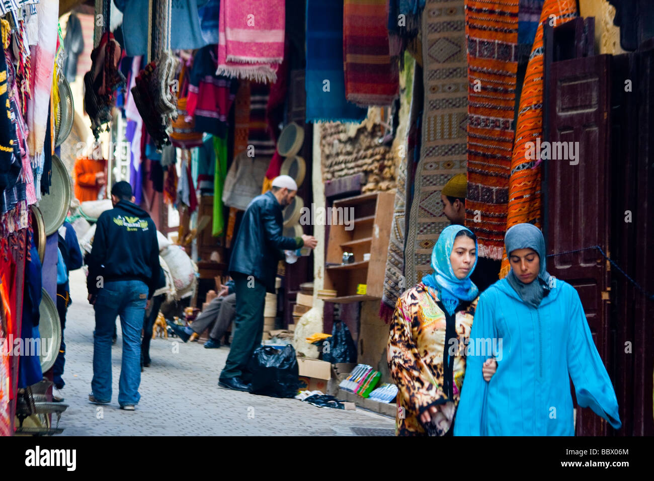 Un souk dans la vieille ville de Fès Maroc Banque D'Images