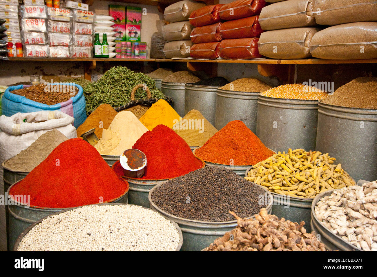 Boutique d'épices dans un souk dans la vieille ville de Fès Maroc Banque D'Images