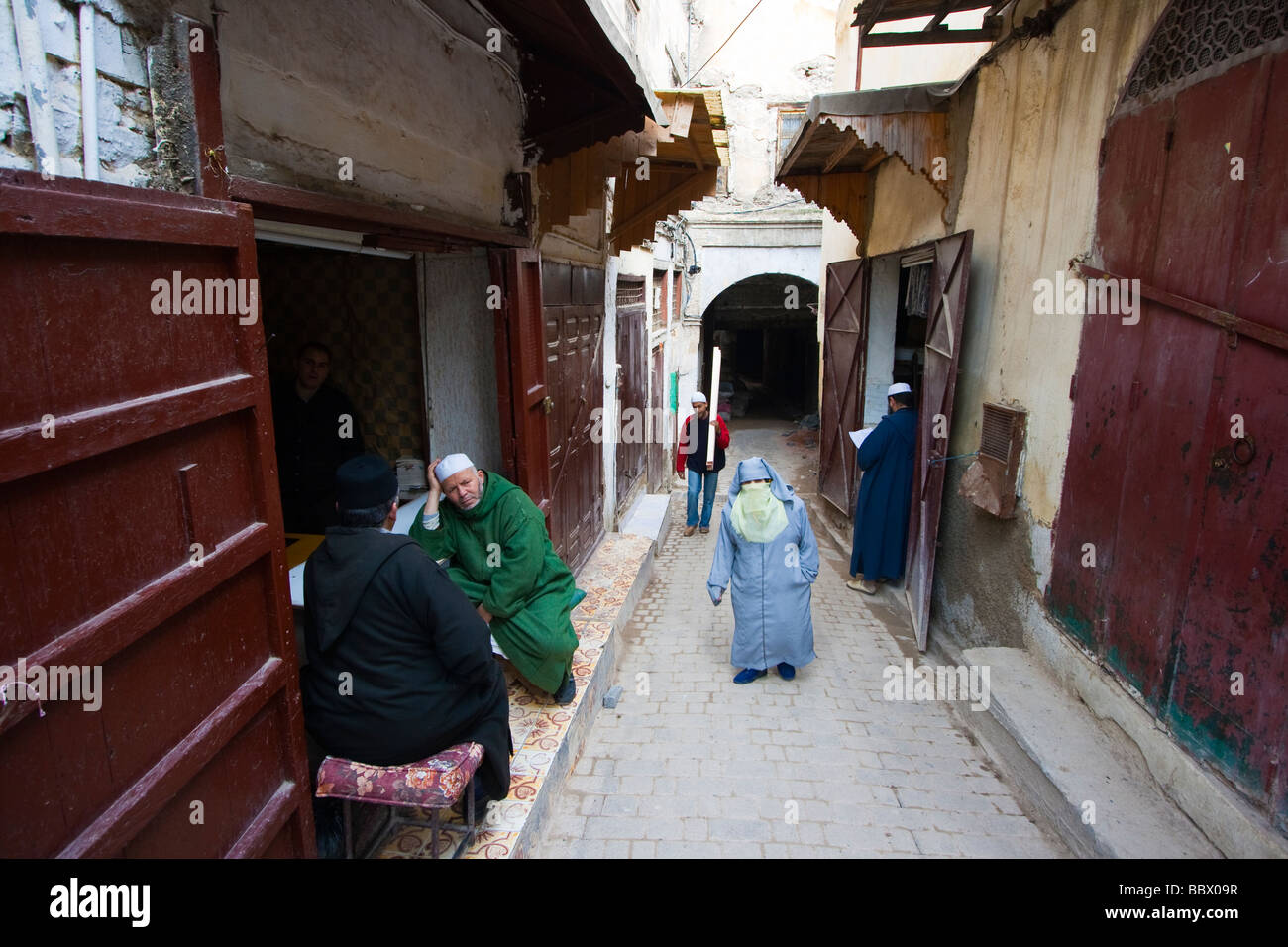 Rue étroite à l'intérieur de la vieille ville de Fès Maroc Banque D'Images