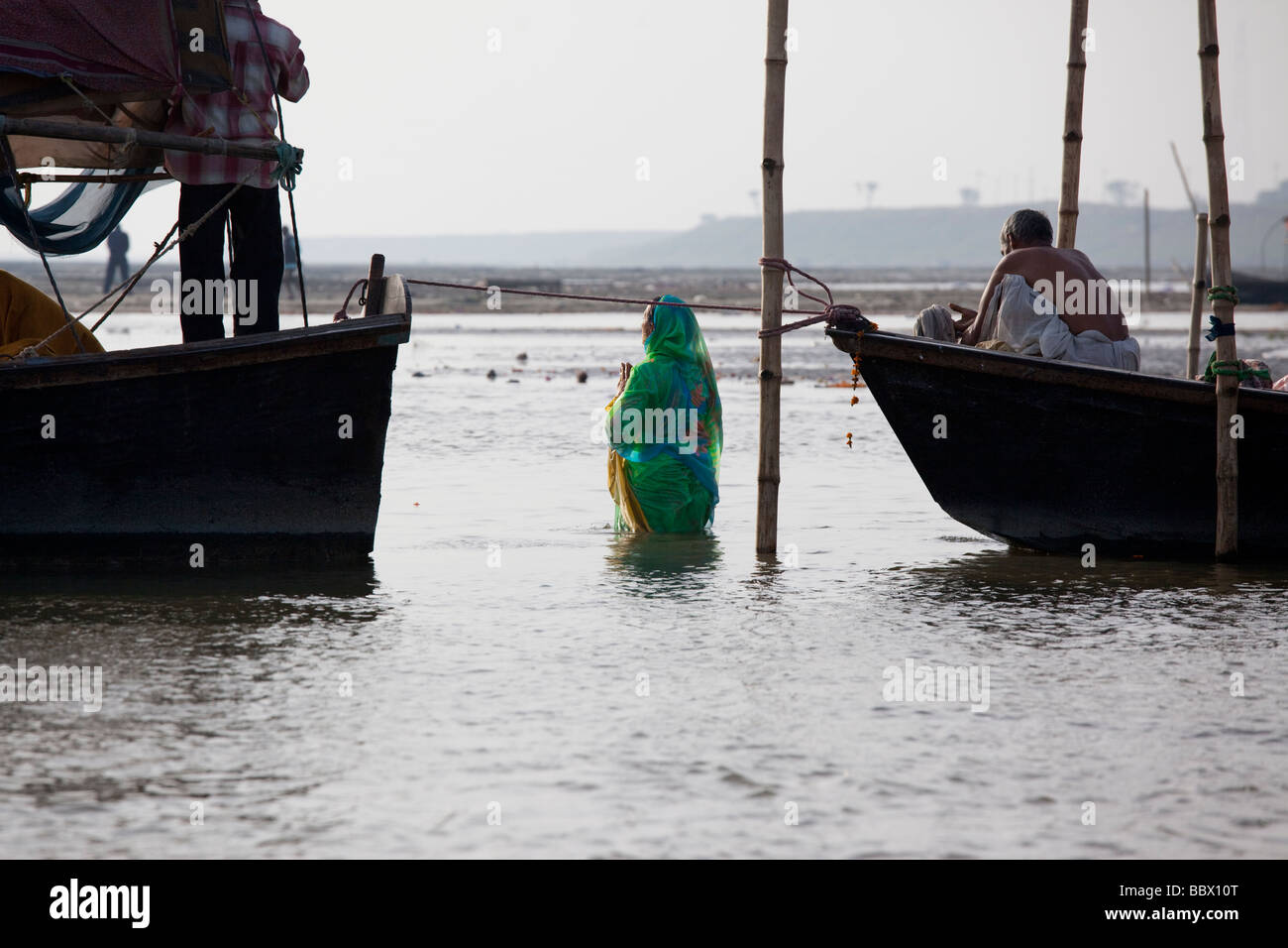 Femme hindoue prier dans le Gange en Inde Allahbad Confluence Banque D'Images