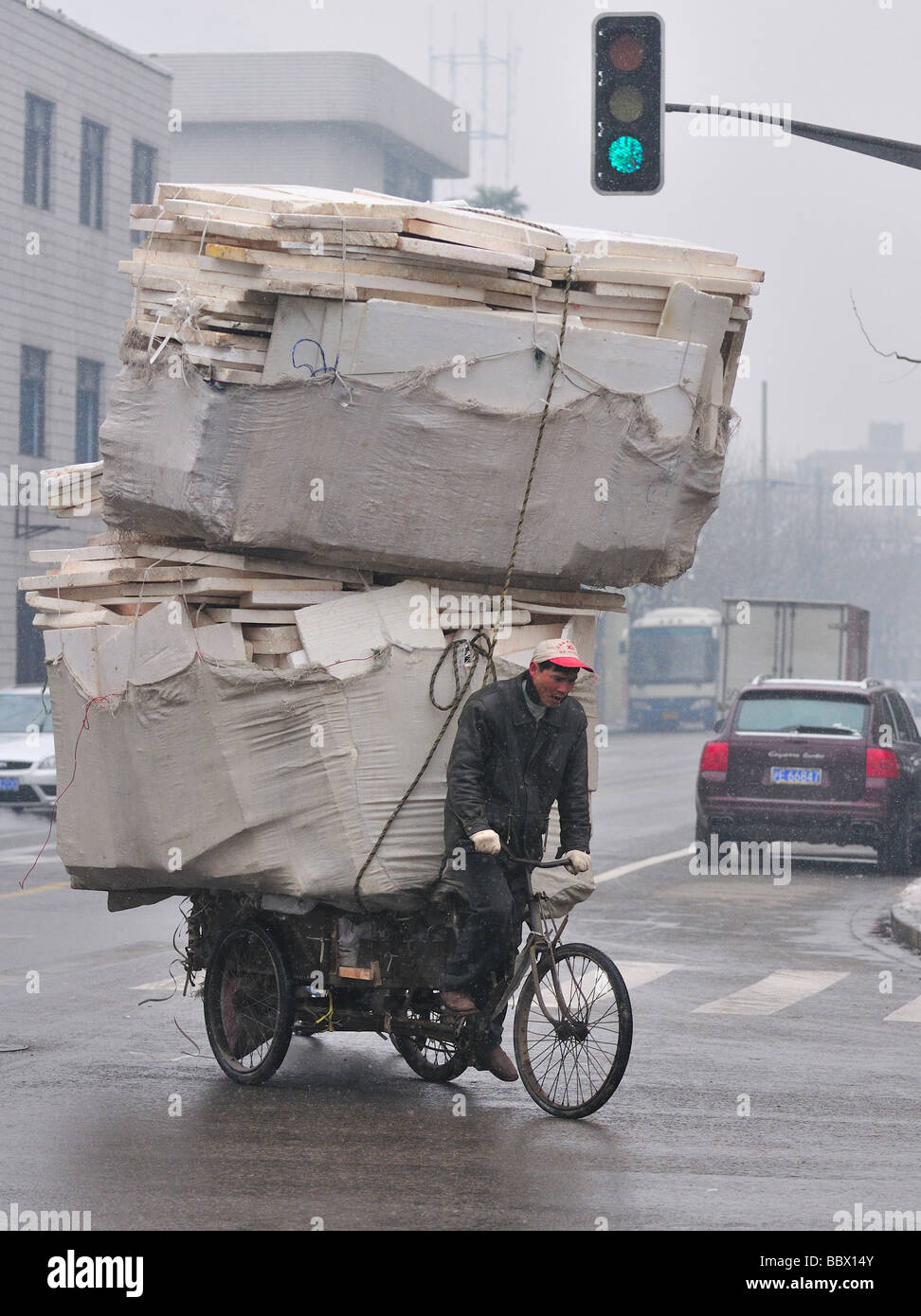 Rue chinois à Shanghai en jour de neige Banque D'Images