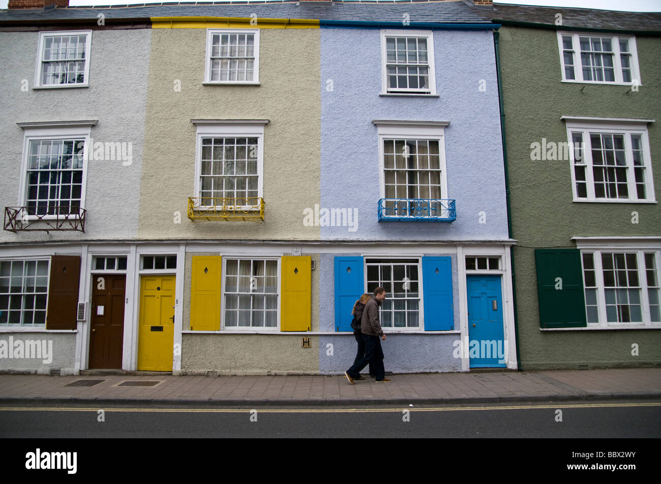 Oxford maisons mitoyennes avec le jaune vif et bleu portes et volets Banque D'Images