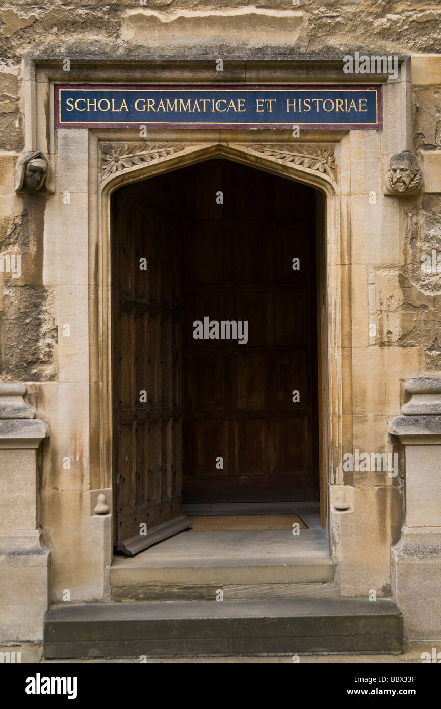 Porte de la Schola Grammaticae et Historiae dans l'ancienne école est Rectangle de la Bodleian Library, Université d'Oxford. Banque D'Images