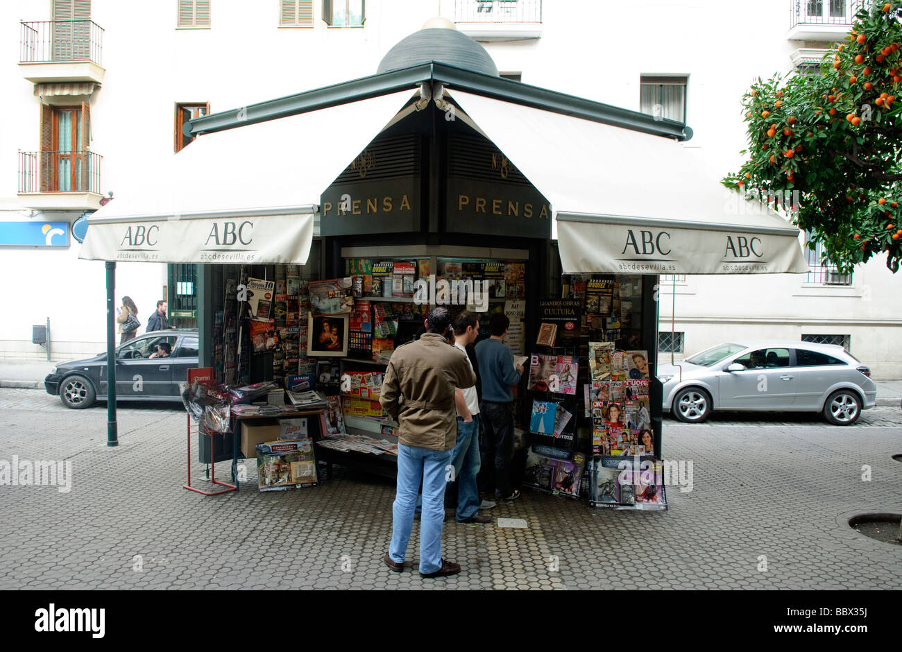 Kiosque sur place du musée dans la région de Sevilla Andalousie Espagne Banque D'Images