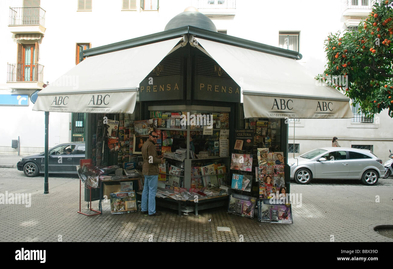 Kiosque sur place du musée dans la région de Sevilla Andalousie Espagne Banque D'Images