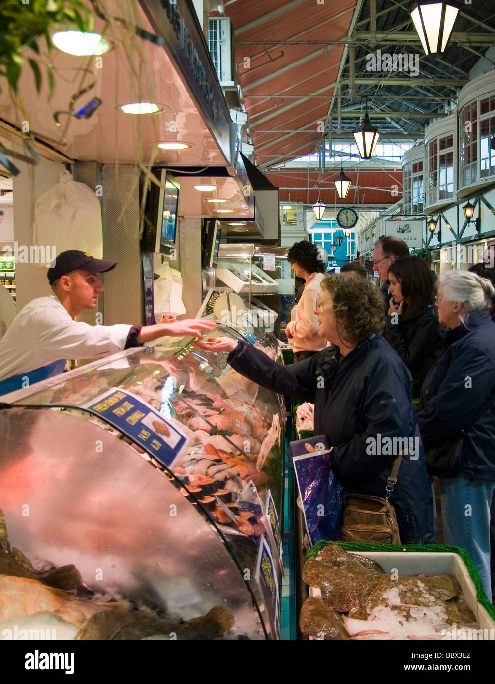 Magasin de poisson dans le marché couvert, Oxford Banque D'Images